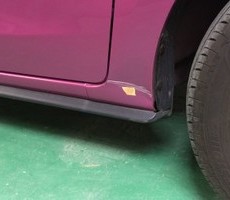 フェンダーの板金修理(凹みの確認) 小平市のお客様三菱・ミラージュの修理依頼のサムネイル